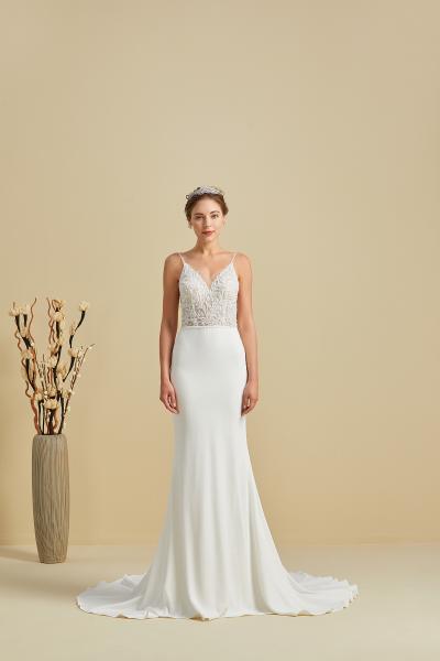 Perlenbesetztes, figurbetontes Kleid mit Träger und Crepe-Rock